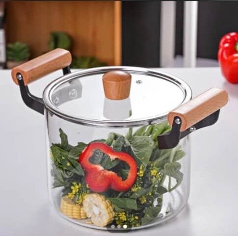 Casserole en verre avec poignées en bois