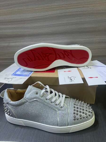 Baskets argentées cloutées