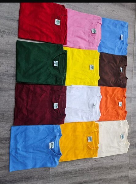 T-shirts en couleurs variées