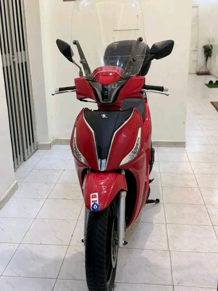 Scooter rouge avec coffre