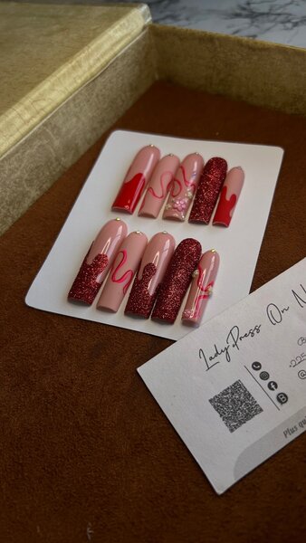 Press on nails: red caption (XXL)