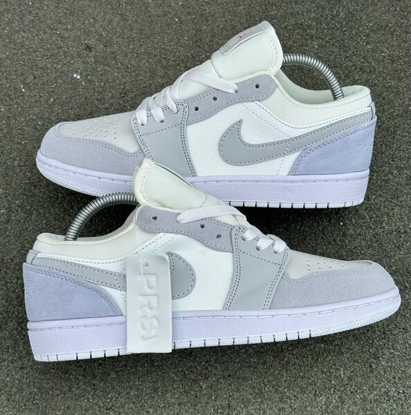 Baskets basses en cuir gris et blanc