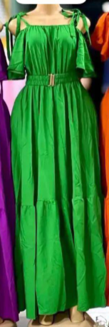 Robe longue d'été avec liens sur les épaules et une bretelle, vert