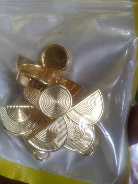 Boucles d'oreilles et bague.