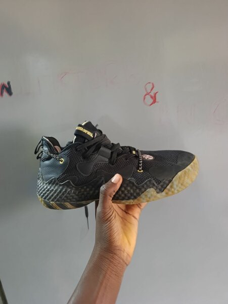 Chaussures de sport noires modernes