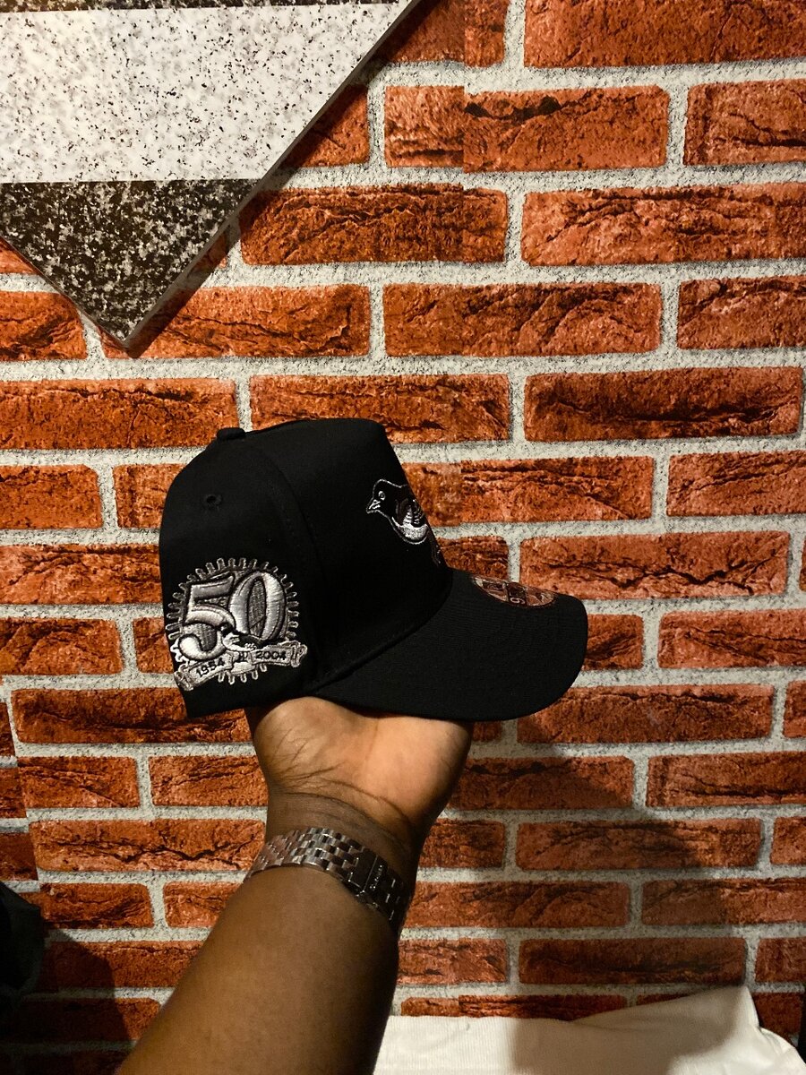 Casquette noire avec motif d'oiseau