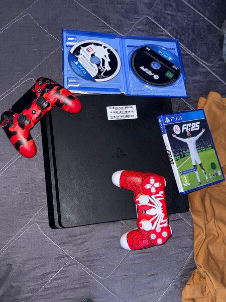 Console PS4 avec manettes