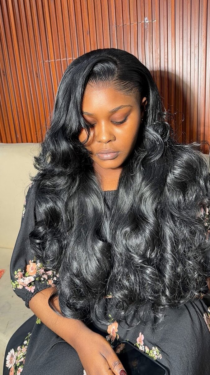 Perruque longue ondulée noire