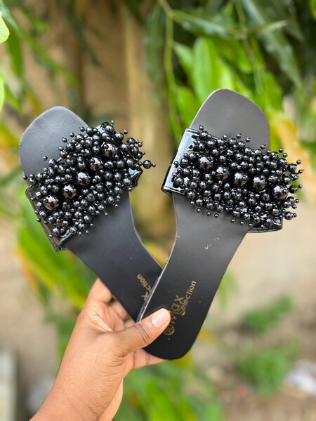 Sandales noires perlées élégantes
