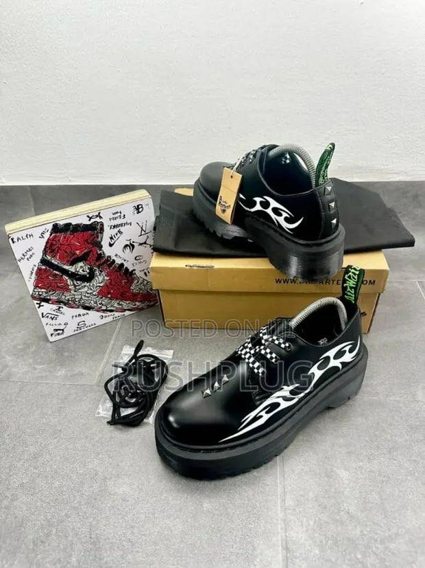 Chaussures à plateformes noires avec motifs flamme