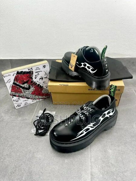 Chaussures à plateformes noires avec motifs flamme