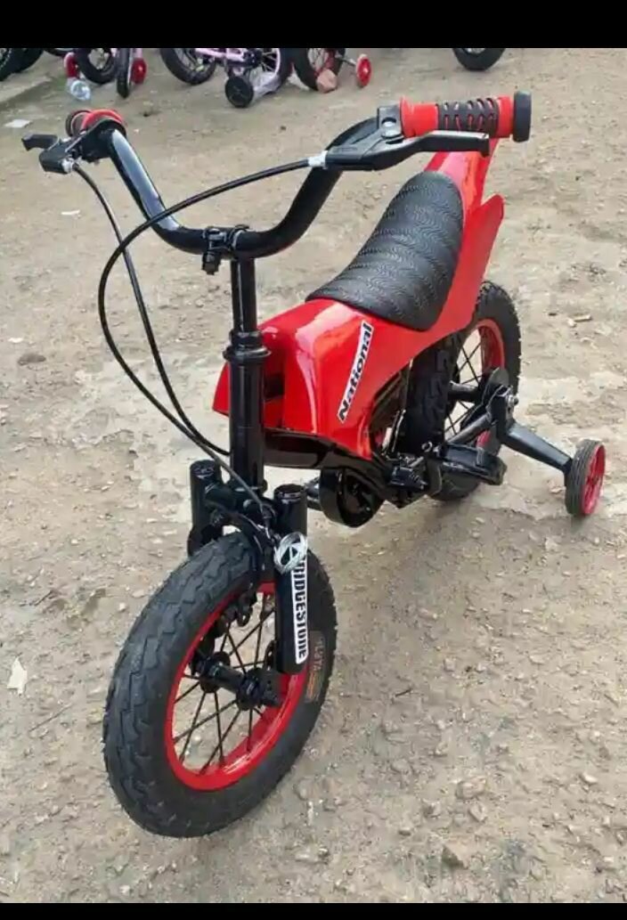 Vélo Enfant Rouge avec Stabilisateurs