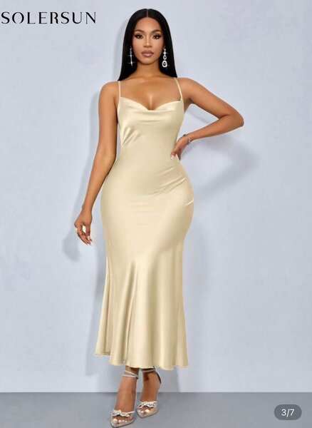 Robe en satin doré élégante