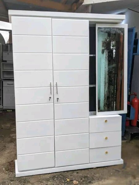 Armoire moderne avec miroir