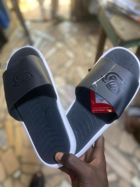 Claquettes noirs pour toutes