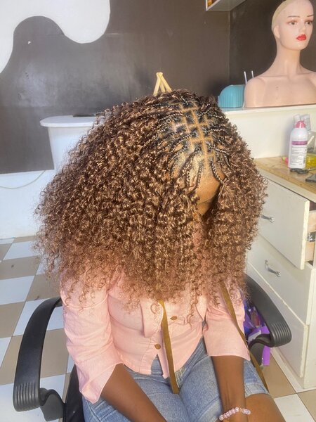 Perruque tressée à la main