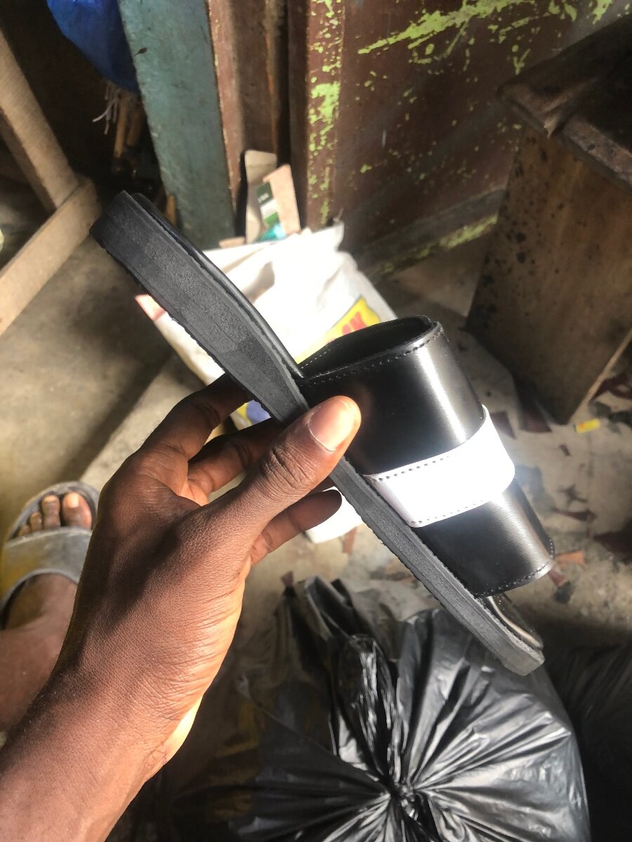 Claquettes noires et blanches