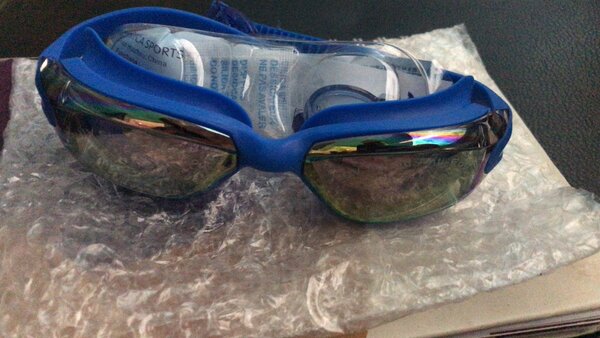 Swimming goggles