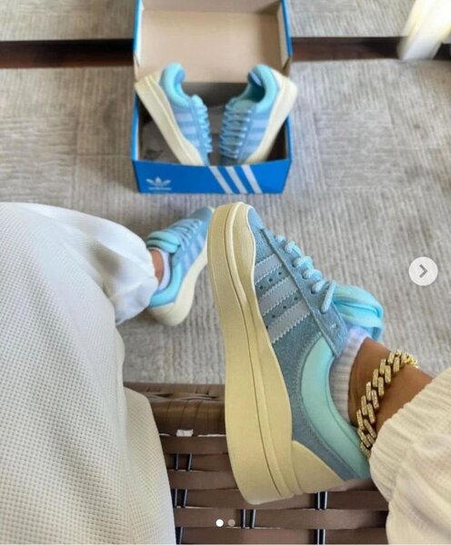 Baskets bleues en daim tendance