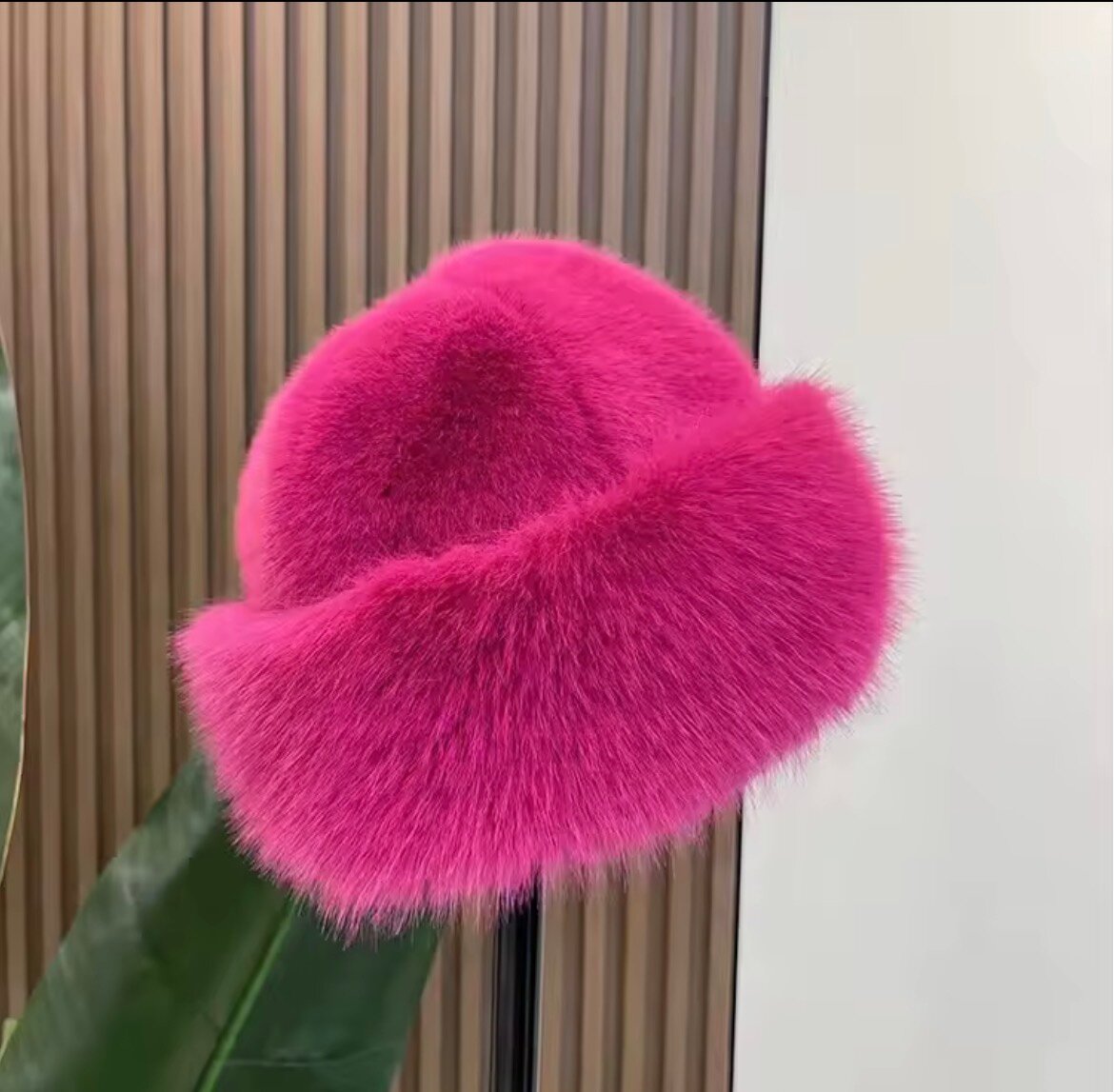Chapeau en fausse fourrure rose