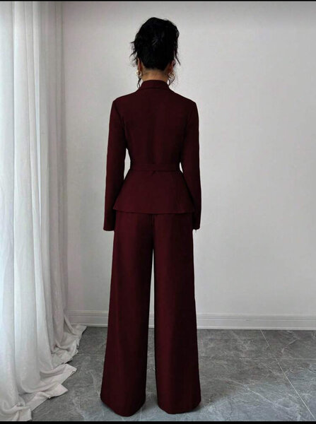 Tailleur pantalon bordeaux chic
