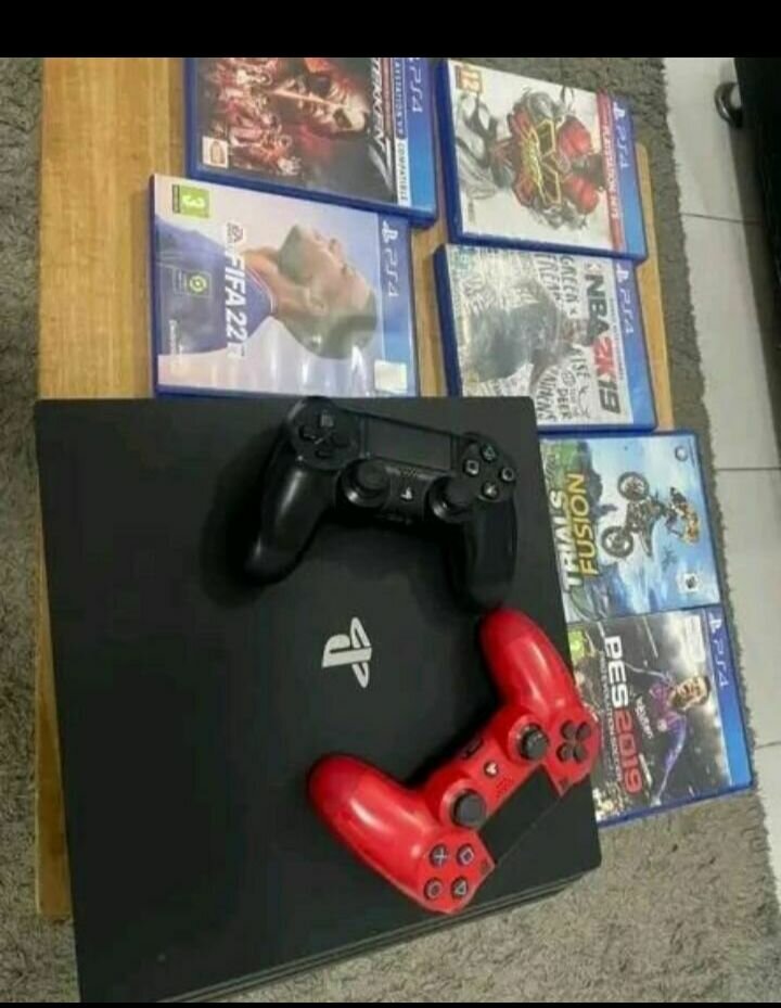 Console PS4 avec manettes