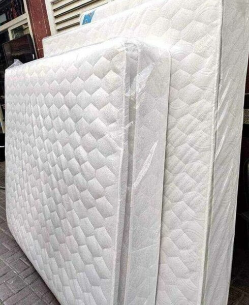 Matelas blanc orthopédique