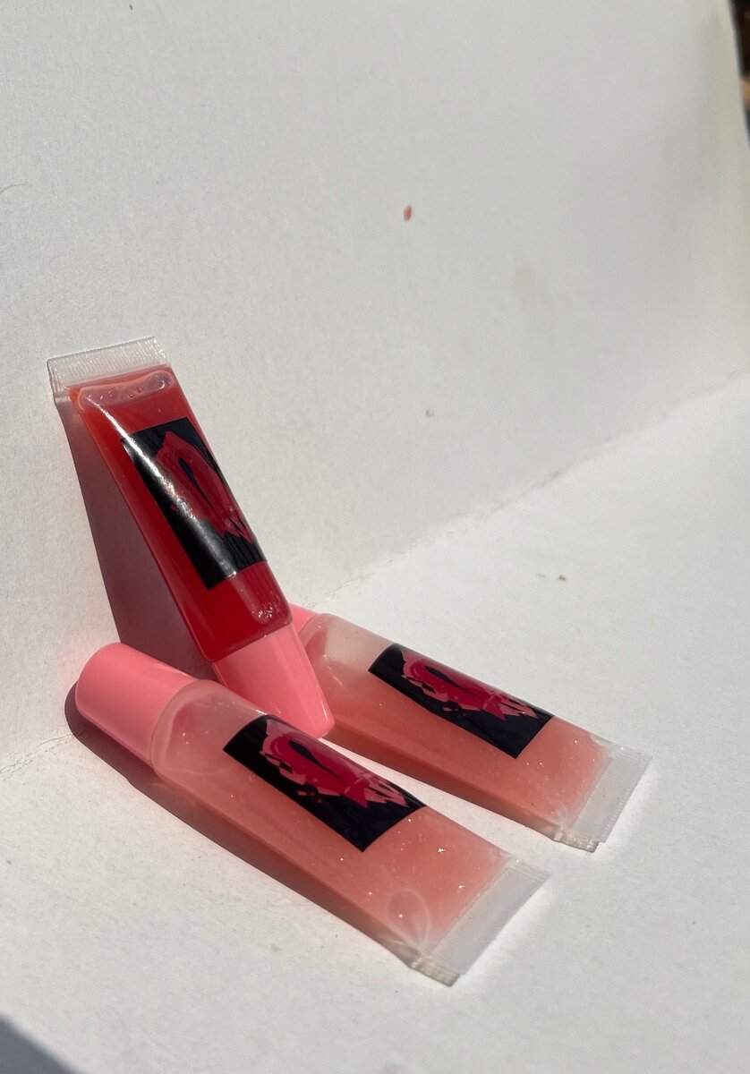 Lipgloss and lip balm