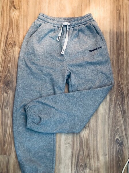 серые штаны