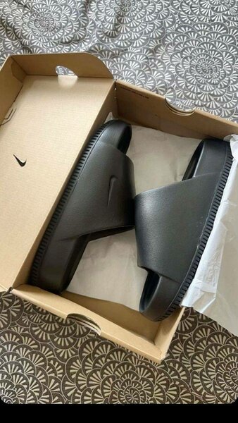 Claquettes noires confortables