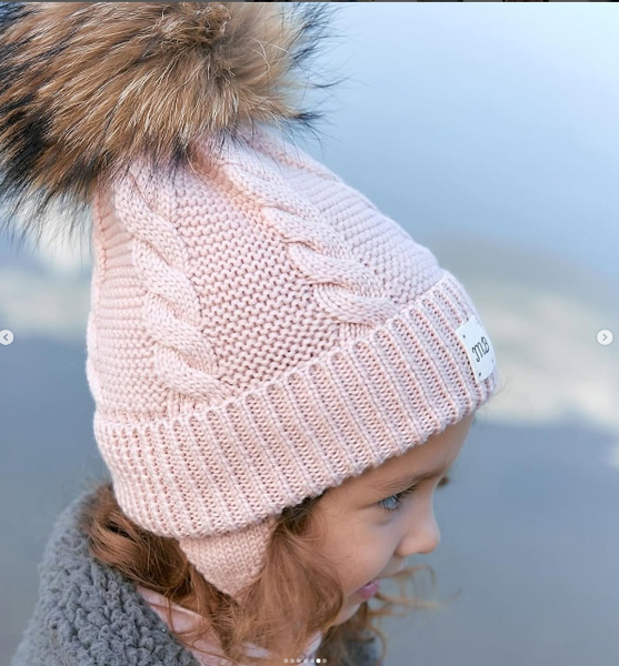 Шапочка коса с натуральным съемным помпоном енота .