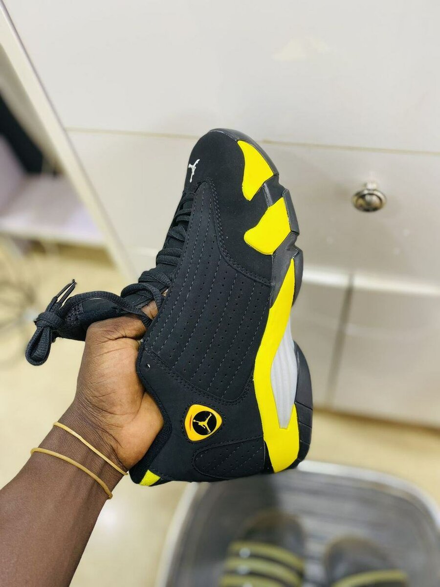 Baskets noires et jaunes tendance