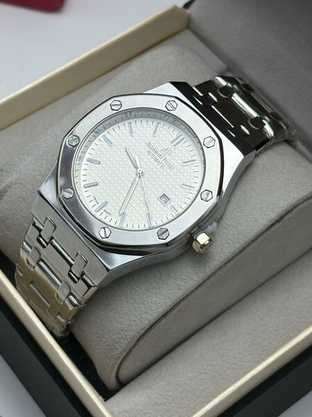 Montre acier inoxydable élégante