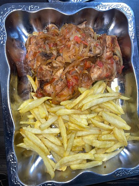 Poulet sauté avec frites