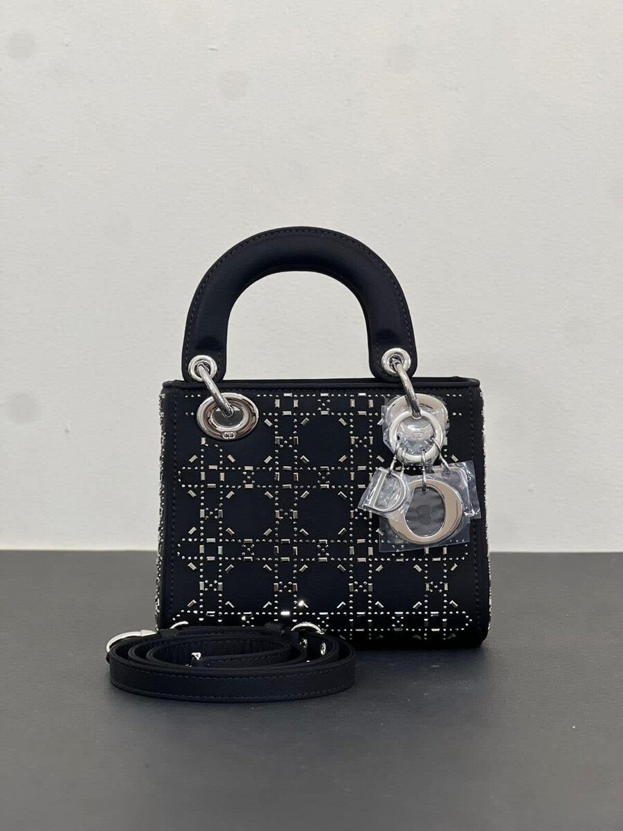 Sac élégant avec breloques