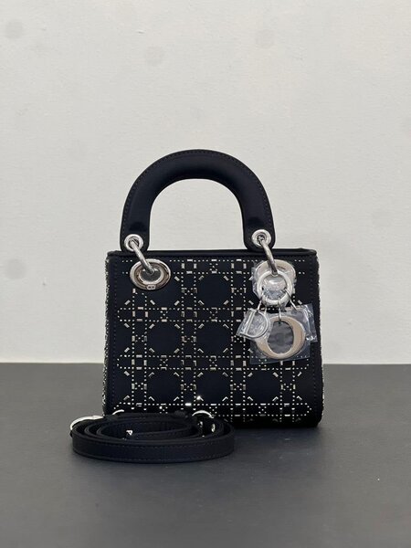 Sac élégant avec breloques