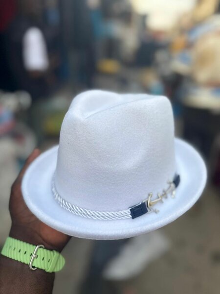 Chapeau Fedora Blanc Élégant