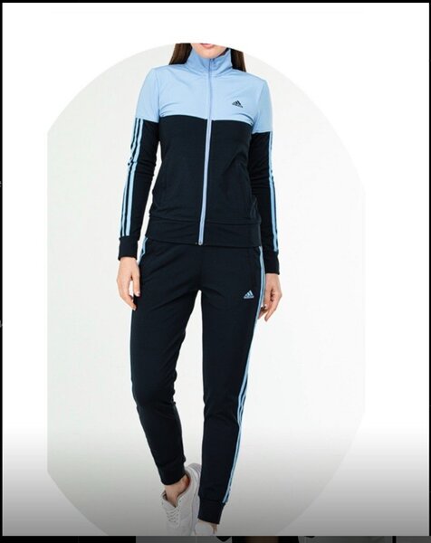 Женский спортивный костюм