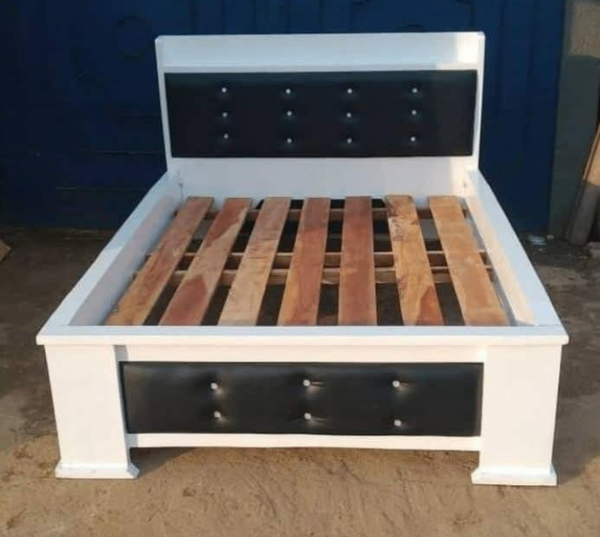 Lit double en bois moderne