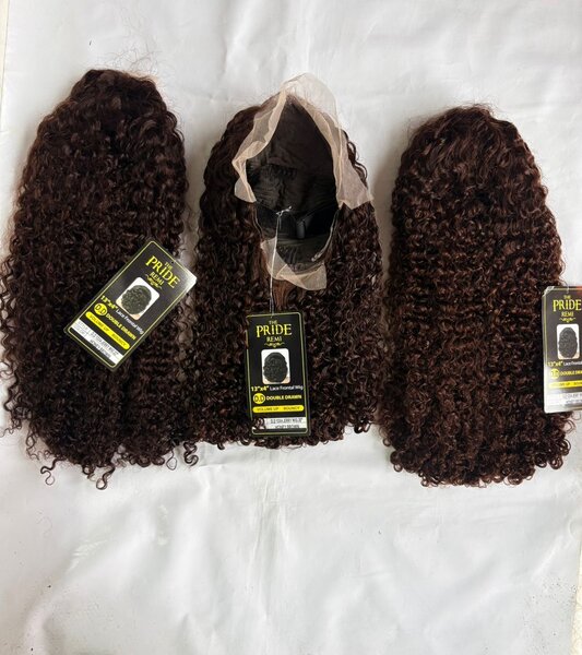 Perruques bouclées synthétiques