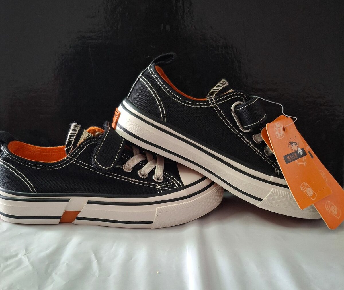 Baskets basses noir orange semelle