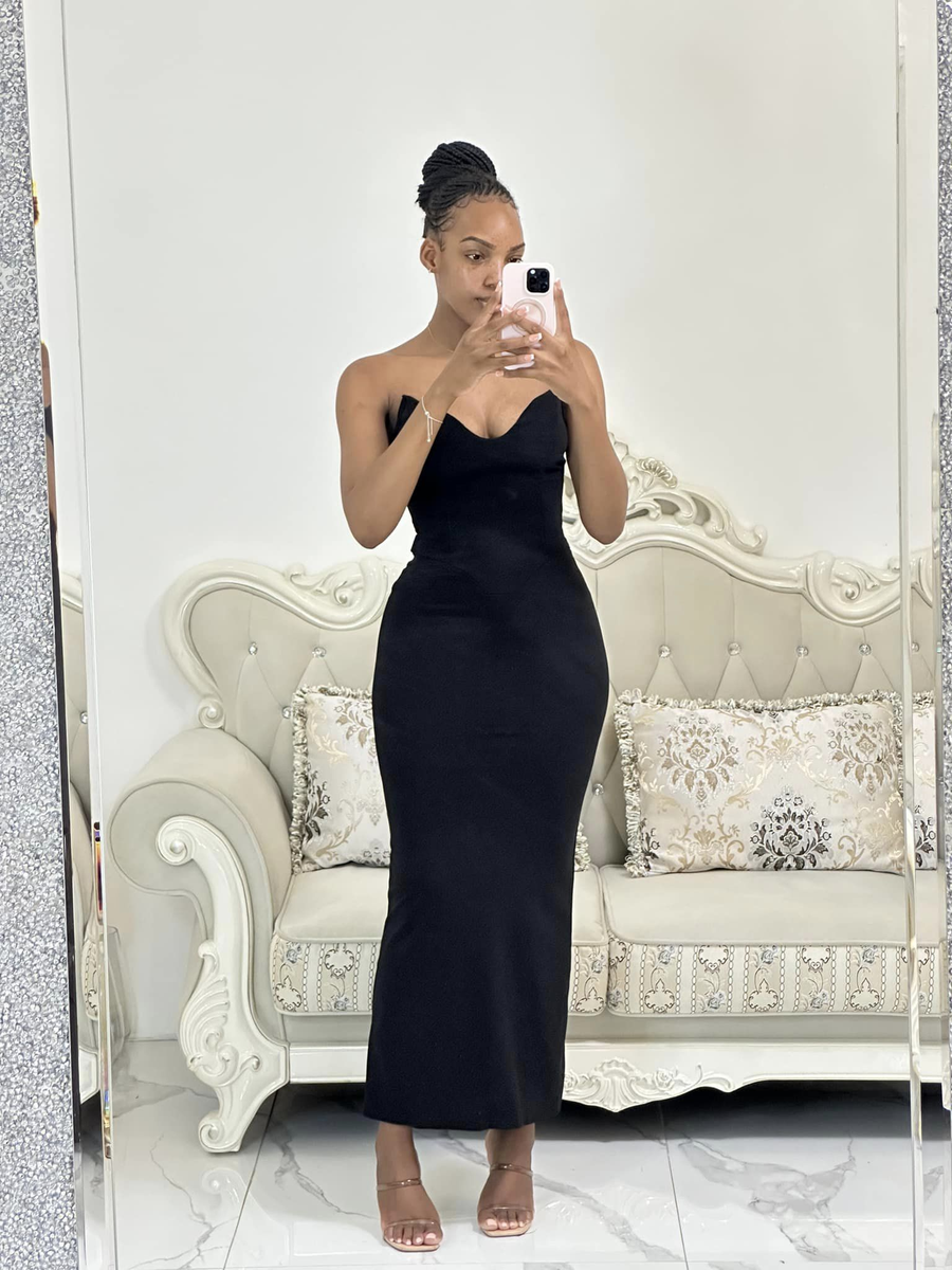 black sleeveless bodycon dress