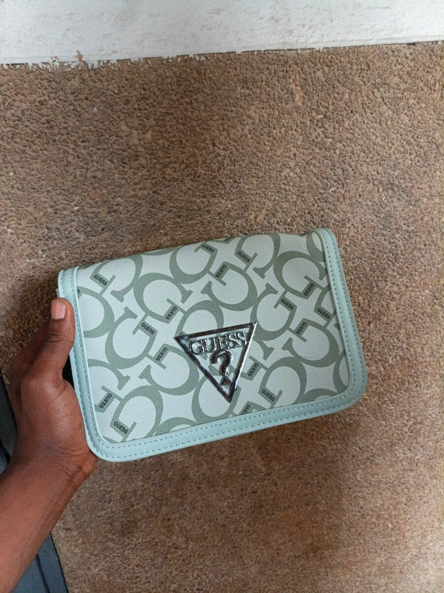 Sac bandoulière Guess élégant