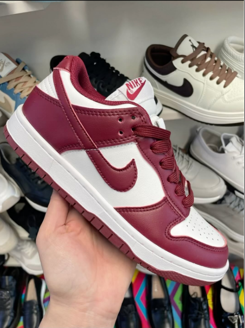 Бело-бордовые кроссовки Jordans