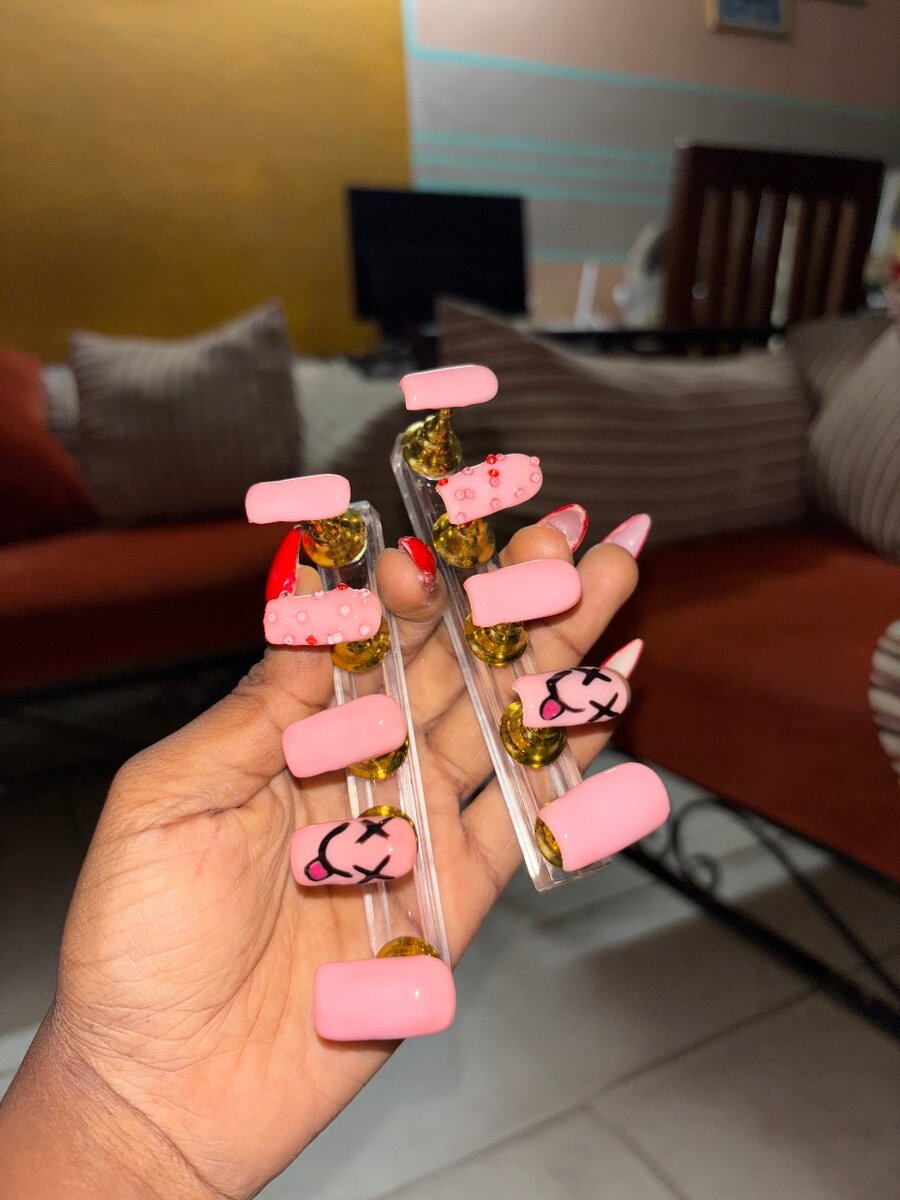 Ongles Faux Artistiques