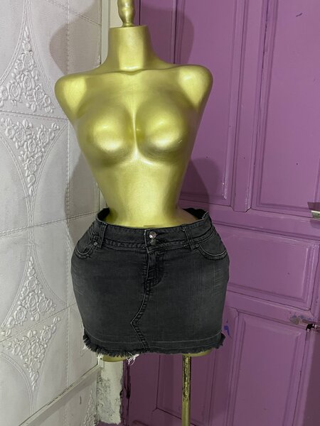 Jupe en jean gris effilochée