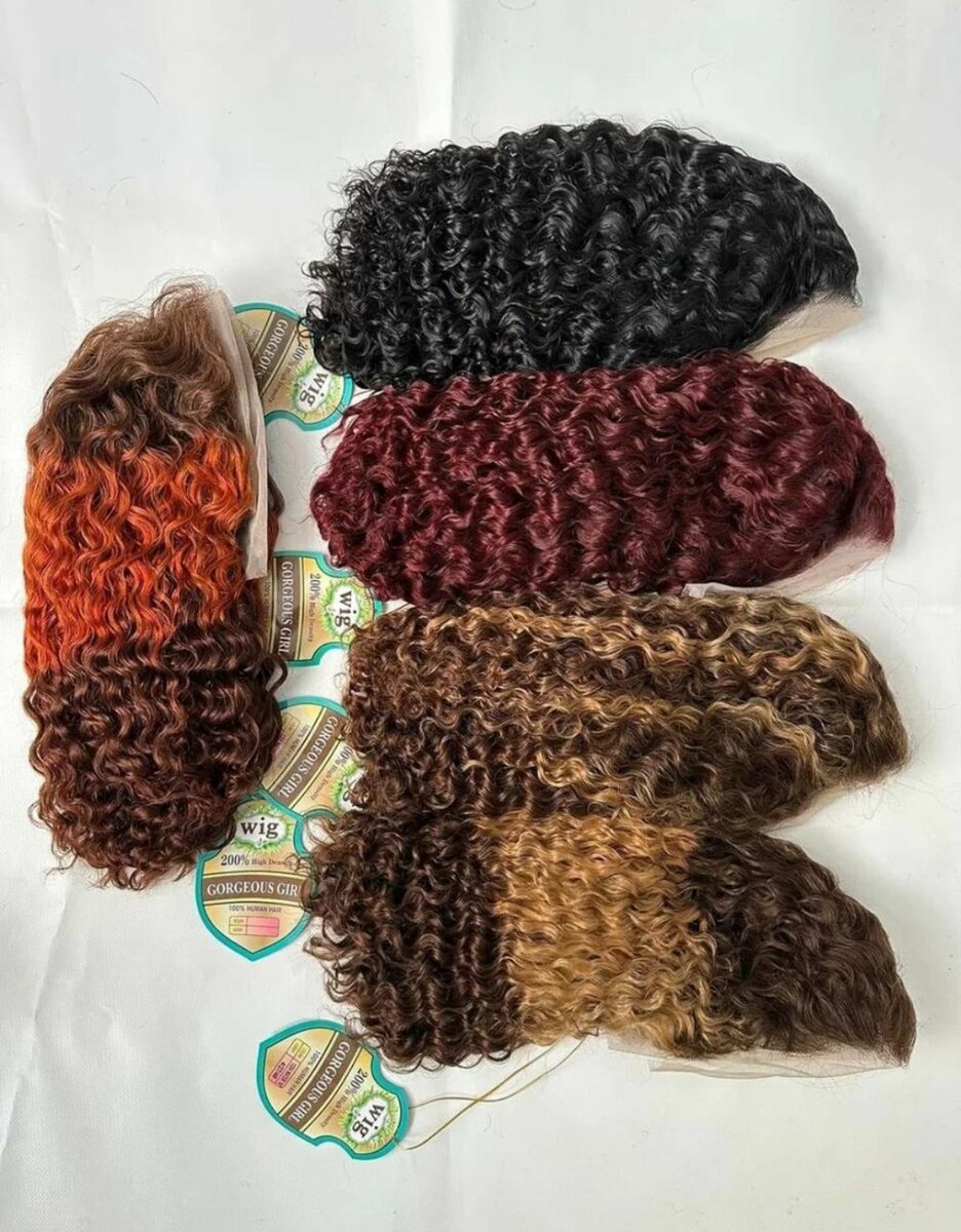 Perruque frisée colorée