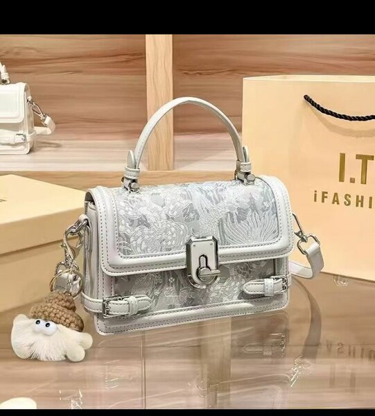 Sac à main argenté élégant