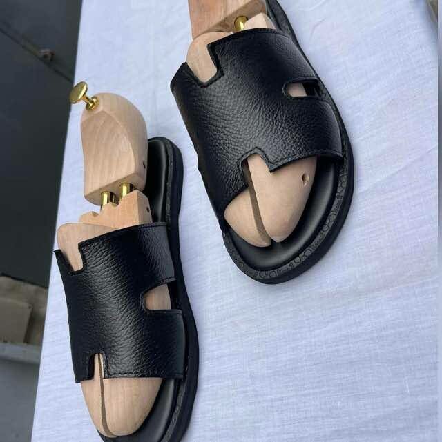 Sandales en cuir noir élégant