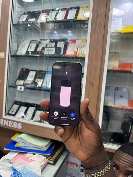 iPhone 15 pro très propre